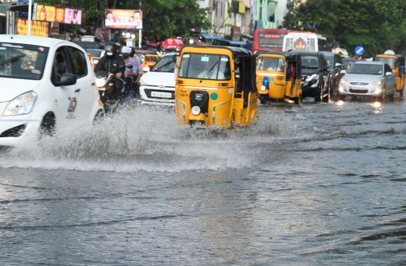 heavy rain lashes chennai city चेन्नई में झमाझम बारिश से सडक़ों पर भरा पानी, आने-जाने में लोगों को हुई दिक्कत