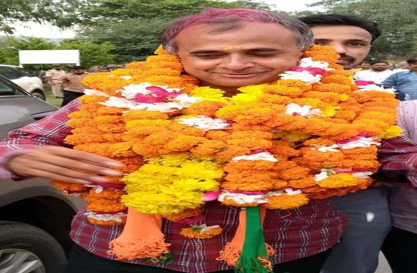 जिला प्रमुख के लिए काफी सियासी जंग व मंथन के बाद आखिरकार भाजपा के जिलाध्यक्ष नारायण पुरोहित के भाई अर्जुन पुरोहित बने सिरोही के जिला प्रमुख जिला प्रमुख के लिए काफी सियासी जंग व मंथन के बाद आखिरकार भाजपा के जिलाध्यक्ष नारायण पुरोहित के भाई अर्जुन पुरोहित बने सिरोही के जिला प्रमुख
