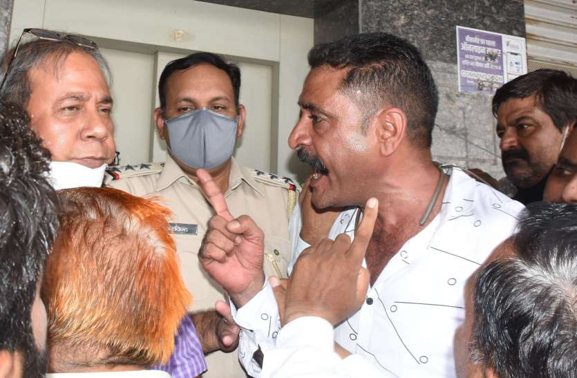 बिजली कम्पनी के कार्यालय में हंगामा बिजली कम्पनी के कार्यालय में हंगामा