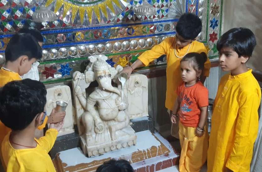 बाल भक्तों ने किया आदि गणेश का अभिषेक बाल भक्तों ने किया आदि गणेश का अभिषेक