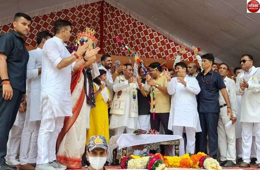 State Congress President Kamal Nath in Barwani 12.30 बजे हेलीकाप्टर से उतरे पूर्व सीएम कमलनाथ, 12.45 बजे मंच पर चढ़ किया संबोधित