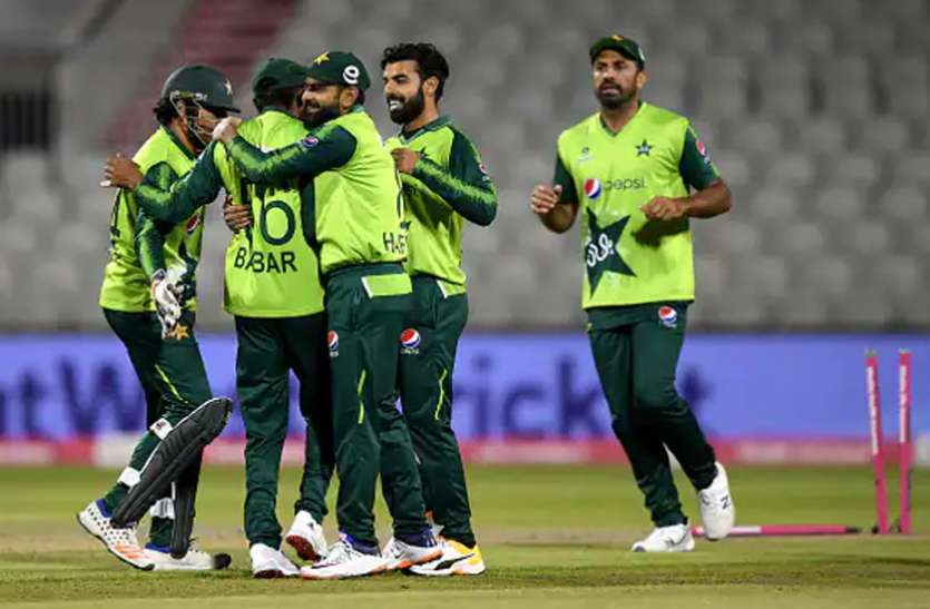 pakistan_team.jpg पाकिस्तान ने टी20 विश्व कप के लिए घोषित की 15 सदस्यीय टीम, पूर्व कप्तान को नहीं मिली जगह