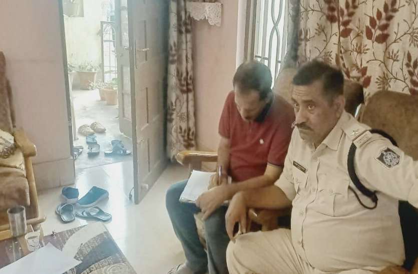 एसीसी अधिकारी के निवास में कुंडी तोड़कर घुसे बदमाश, चाकू की नोक पर रात में लाखों के आभूषण व नगदी लूटे एसीसी अधिकारी के निवास में कुंडी तोड़कर घुसे बदमाश, चाकू की नोक पर रात में लाखों के आभूषण व नगदी लूटे
