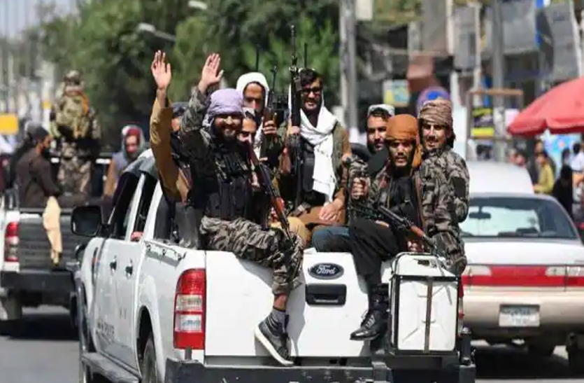 taliban_fighters.png अफगानिस्तान में बचे हुए अमरीकी नागरिकों को देश नहीं छोड़ने दे रहा तालिबान, सौदेबाजी के लिए कर सकता है इस्तेमाल