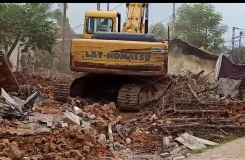 Encroachment on railway land, bulldozers ransacked 10 houses रेलवे की जमीन पर अतिक्रमण, चला बुलडोजर 10 घरों को किया जमींदोज