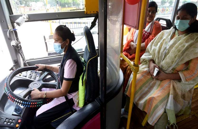 06_09_2021-indorebus1.jpg इंदौर फिर बना नंबर वन, रितु नरवाल बनी एमपी की पहली महिला बस ड्राइवर, 2 पिंक बसों को दिखाई गई हरी झंडी