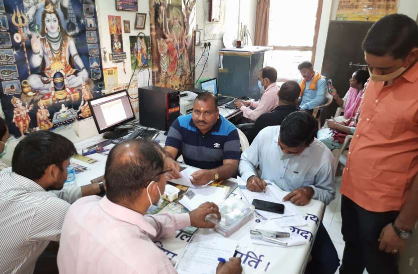 लोकायुक्त ने बाबू को रिश्वत लेते रंगे हाथों पकड़ा लोकायुक्त ने बाबू को रिश्वत लेते रंगे हाथों पकड़ा