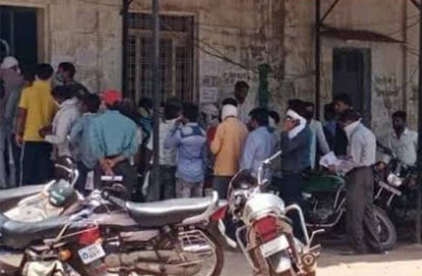 बाढ़ में कई दिन गुल रही बिजली, फिर भी बिल दे रहा करंट बाढ़ में कई दिन गुल रही बिजली, फिर भी बिल दे रहा करंट