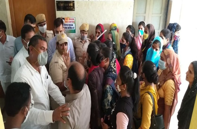 साब...एक बार तो मिलने दो, बच्चों को लेकर आए हैं, डीएम ने किया इंकार साब...एक बार तो मिलने दो, बच्चों को लेकर आए हैं, डीएम ने किया इंकार