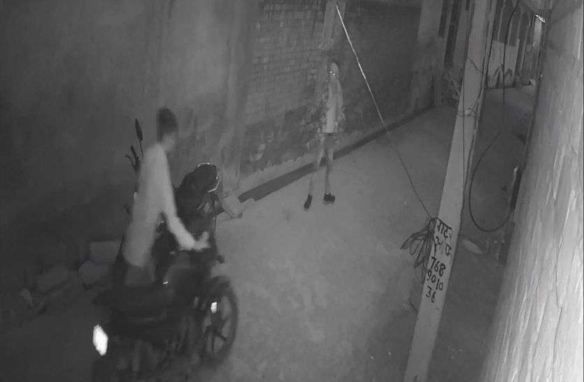 Bike stolen from in front of house, thieves caught in CCTV घर के सामने से बाइक चोरी, सीसीटीवी में कैद हुए चोर