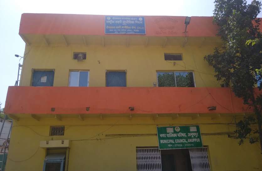 Pipe not laid for filter plant, hand pump uprooted in road constructio फिल्टर प्लांट का नहीं बिछा पाइप, सड़क निर्माण में हैंडपंप उखाड़ा