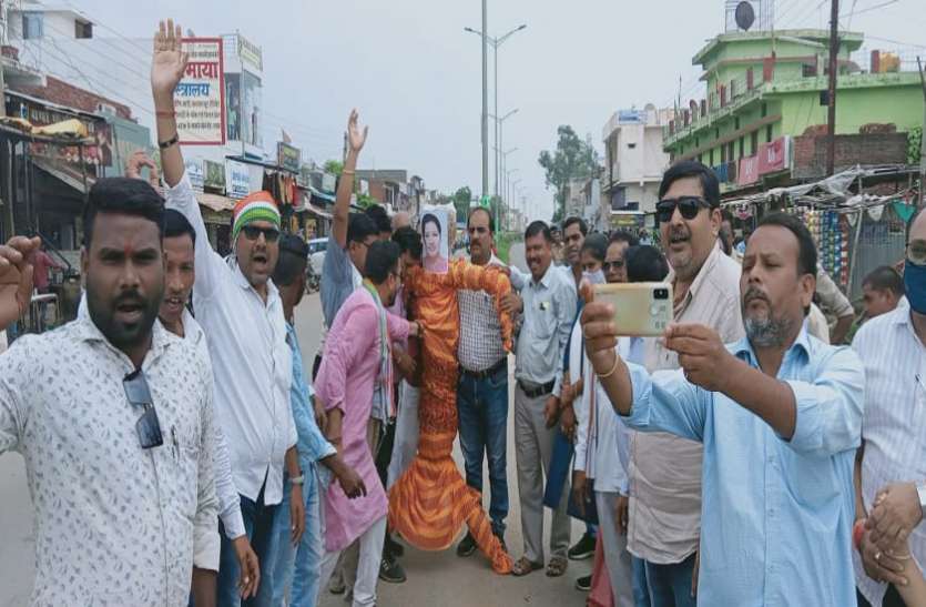 कांग्रेसियों ने किया भाजपा व डी. पुरंदेश्वरी का पुतला दहन कांग्रेसियों ने किया भाजपा व डी. पुरंदेश्वरी का पुतला दहन