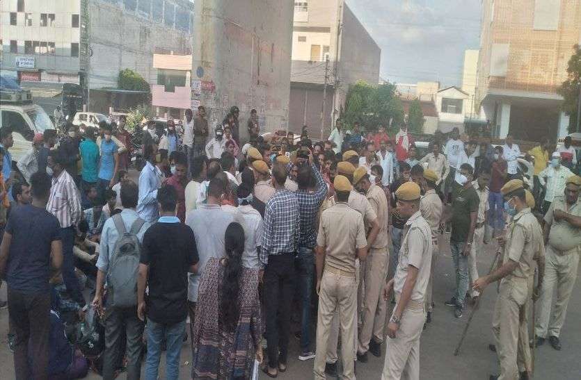 सड़क पर जाम व प्रदर्शन करने वालों के खिलाफ मामला दर्ज सड़क पर जाम व प्रदर्शन करने वालों के खिलाफ मामला दर्ज