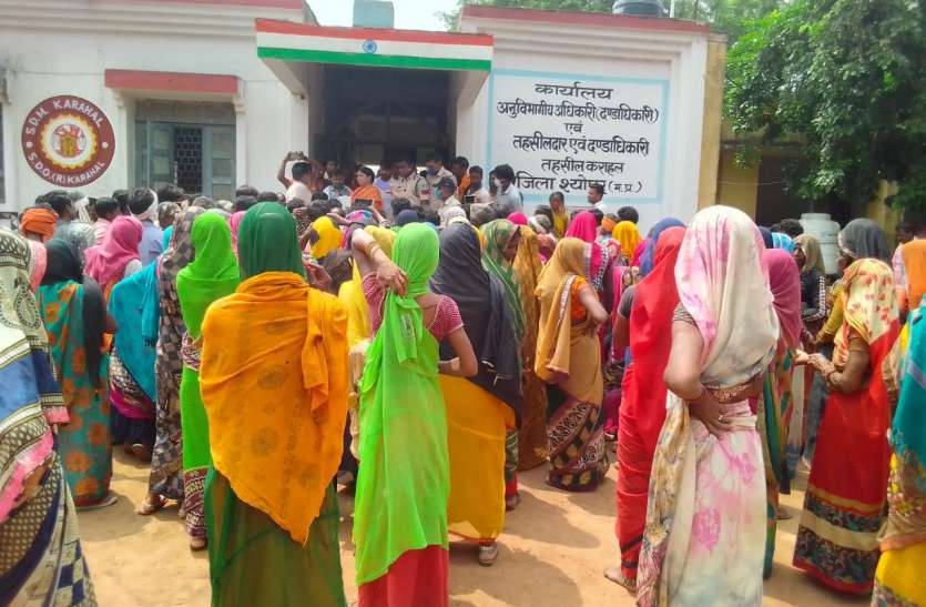 बाढ़ पीड़ितों ने घेरी तहसील, बोले प्रभारी पटवारी को हटाओ बाढ़ पीड़ितों ने घेरी तहसील, बोले प्रभारी पटवारी को हटाओ