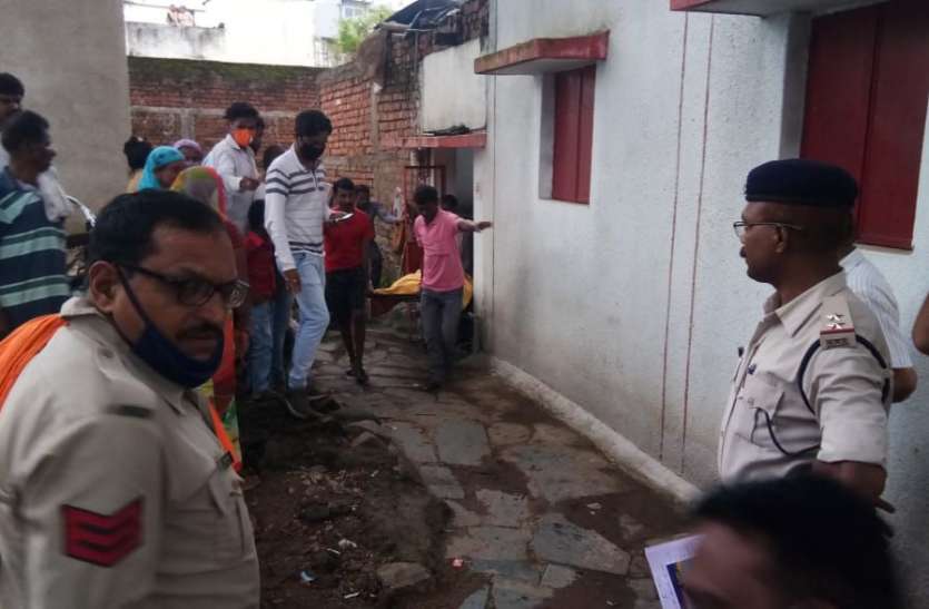 Breaking news ताने से नाराज पोते ने बुजुर्ग दादी को लकड़ी से पीट-पीट कर मार डाला Breaking news ताने से नाराज पोते ने बुजुर्ग दादी को लकड़ी से पीट-पीट कर मार डाला