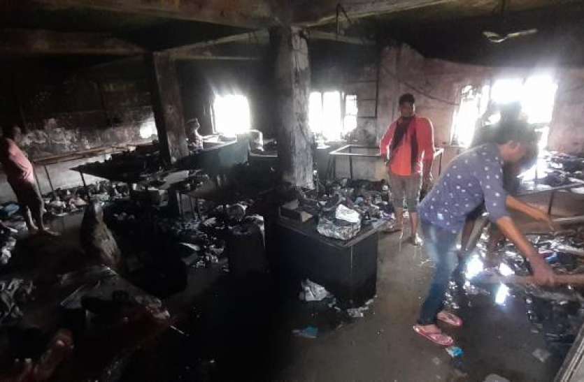 aag.jpg शो रूम में लगी आग