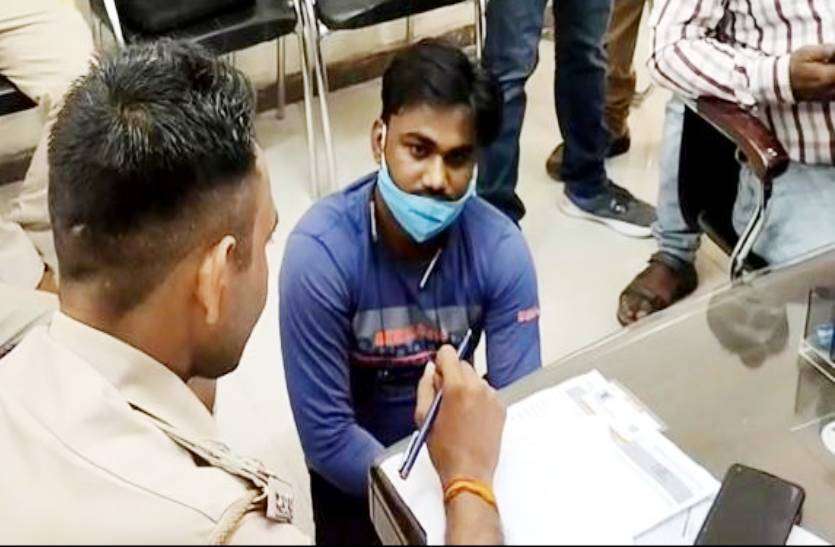 aayushman_card.jpg अस्पताल में बना रहा था फर्जी आयुष्मान कार्ड, 5 हजार रुपए में 20 मिनिट में बना देता था कार्ड