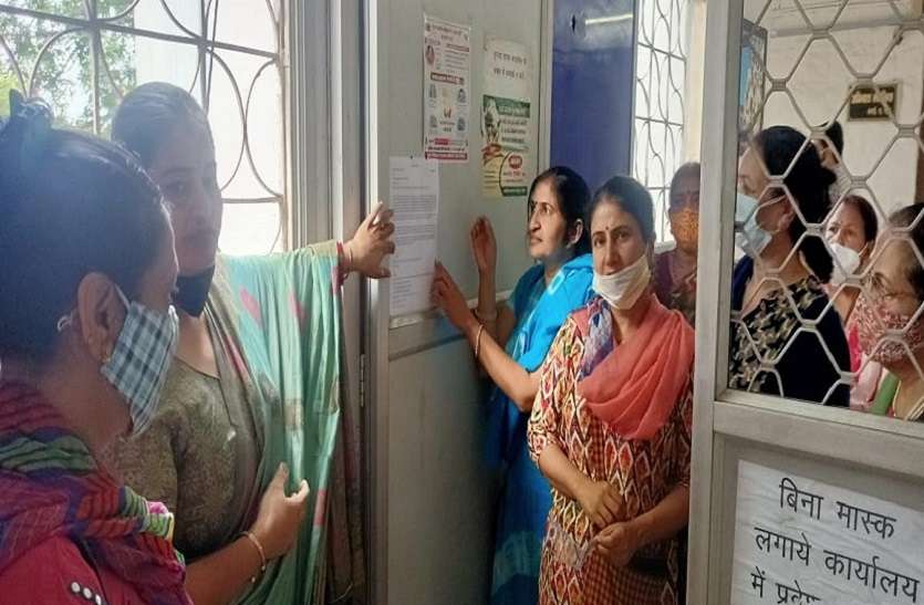 दानिश नगर की खस्ता हाल सड़कों को लेकर ज्ञापन देने पहुंची महिलाएं, एडीएम ने मिलने से ही मना कर दिया दानिश नगर की खस्ता हाल सड़कों को लेकर ज्ञापन देने पहुंची महिलाएं, एडीएम ने मिलने से ही मना कर दिया