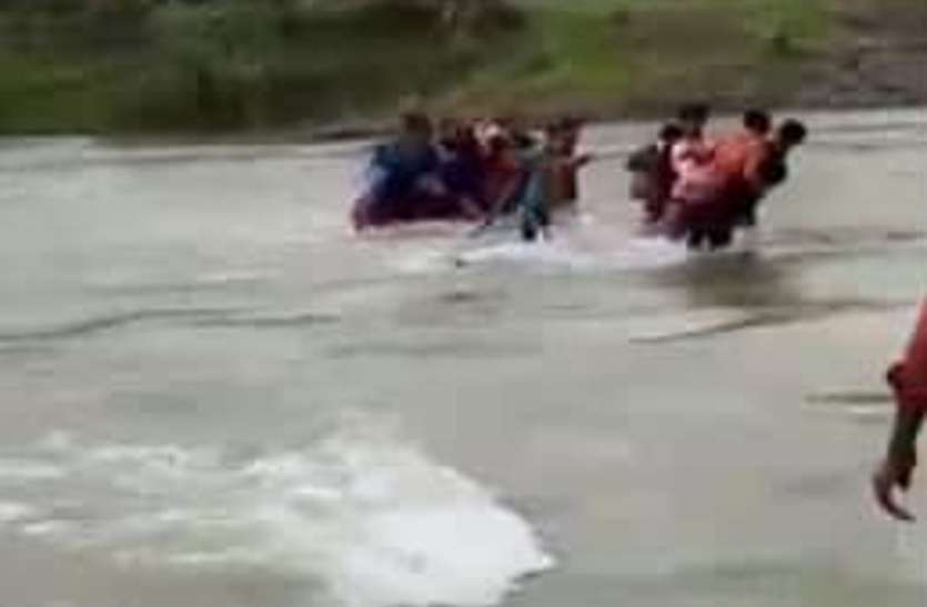 Ashoknagar School Students Accident students drowned in Ashoknagar नदी पार करते समय आ गई बाढ़, तेज बहाव में बह गए छात्र, वीडियो वायरल