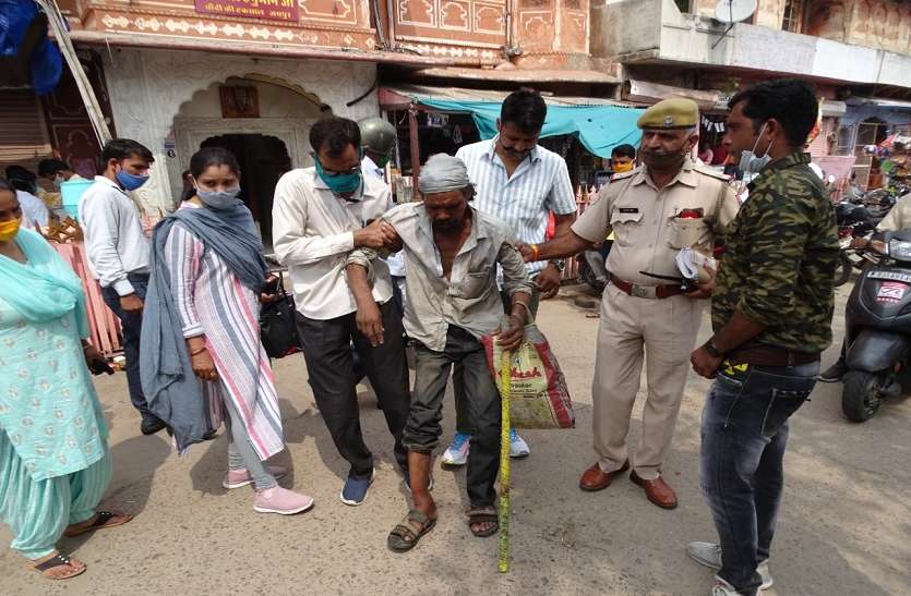 भिक्षावृत्ति कर रहे लोगों को रेसक्यू कर पुनर्वास के लिए भिजवाया