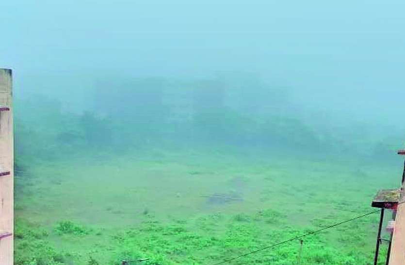 Dense fog in Bhopal MP Weather Report MP Weather Update बारिश की विदाई के संकेत, भोपाल में छाया घना कोहरा
