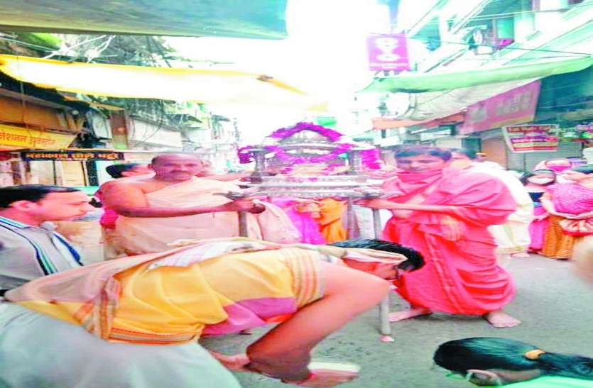 चांदी की पालकी में कल्पसूत्र ग्रंथ को विराजमान कर निकाली शोभायात्रा चांदी की पालकी में कल्पसूत्र ग्रंथ को विराजमान कर निकाली शोभायात्रा