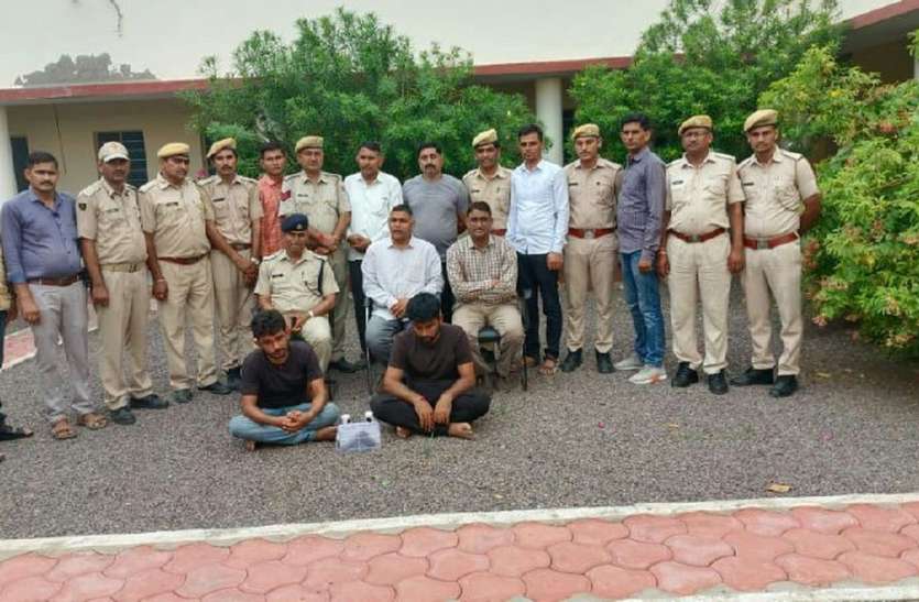 एसयूवी चुराकर भागते बदमाशों ने पुलिस पर की फायरिंग, दो गिरफ्तार एसयूवी चुराकर भागते बदमाशों ने पुलिस पर की फायरिंग, दो गिरफ्तार