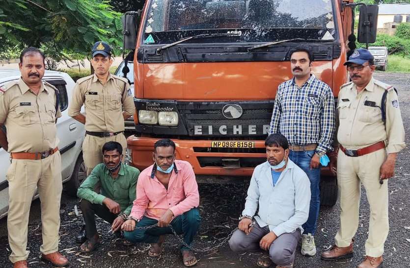 पवन चक्की से तांबा सहित कीमती सामान चुराने वाले अंतरराज्यीय गिरोह के तीन बदमाश पकड़ाए पवन चक्की से तांबा सहित कीमती सामान चुराने वाले अंतरराज्यीय गिरोह के तीन बदमाश पकड़ाए