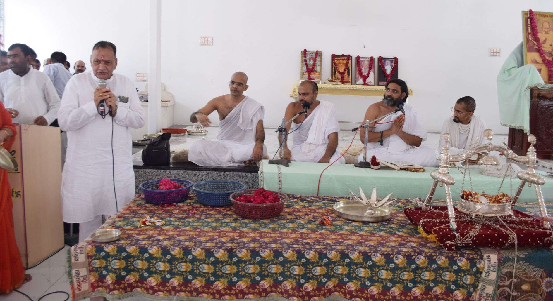 प्रभु महावीर का जन्म वाचन हुआ