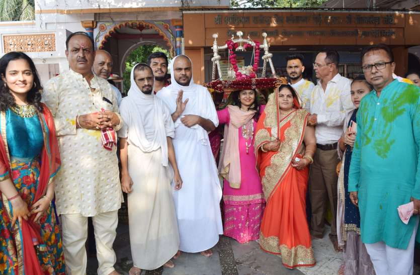 प्रभु महावीर का जन्म वाचन हुआ प्रभु महावीर का जन्म वाचन हुआ