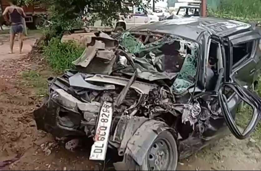 ghaziabad.jpg भीषण सड़क हादसा : कार और ट्रक की भिड़ंत में हरिद्वार से लौट रहे दो बच्चों समेत 5 की मौत, दो की हालत नाजुक
