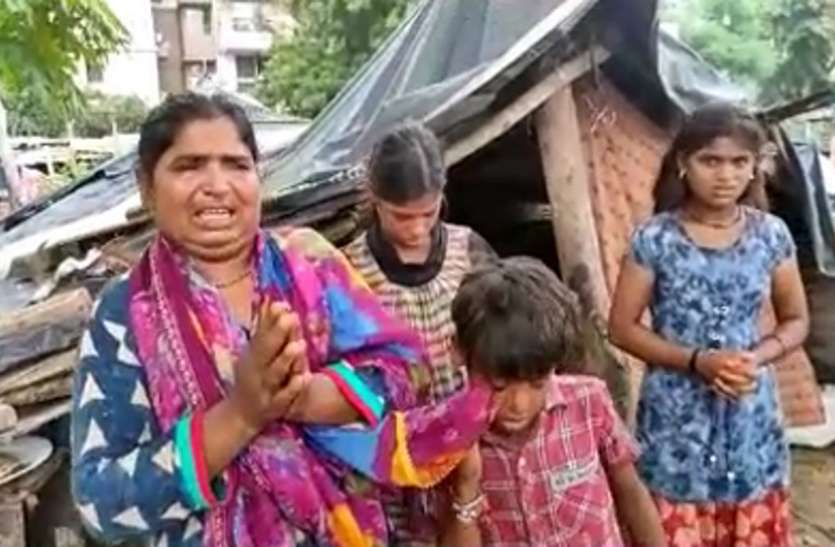 greater-noida.jpg अनोखा प्रेम: बंदर के बच्चे को छीनकर ले गया वन विभाग, फूट-फूटकर रोये महिला और बच्चे, वीडियो वायरल