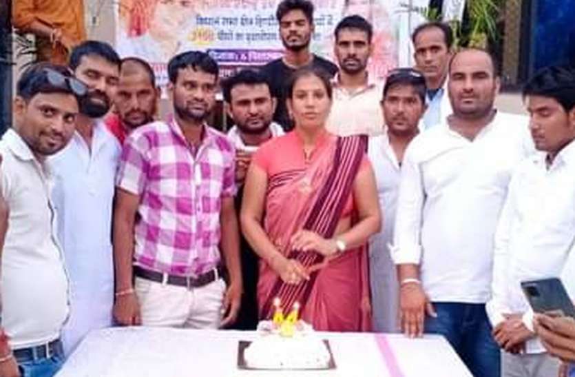 बिशनपुरा में काटा केक, जटनंगला में किया पौधारोपण बिशनपुरा में काटा केक, जटनंगला में किया पौधारोपण