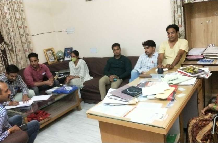 जयपुर में 45 हजार की रिश्वत लेते पकड़े गए एईएन व जेईएन के घरों में छापे जयपुर में 45 हजार की रिश्वत लेते पकड़े गए एईएन व जेईएन के घरों में छापे
