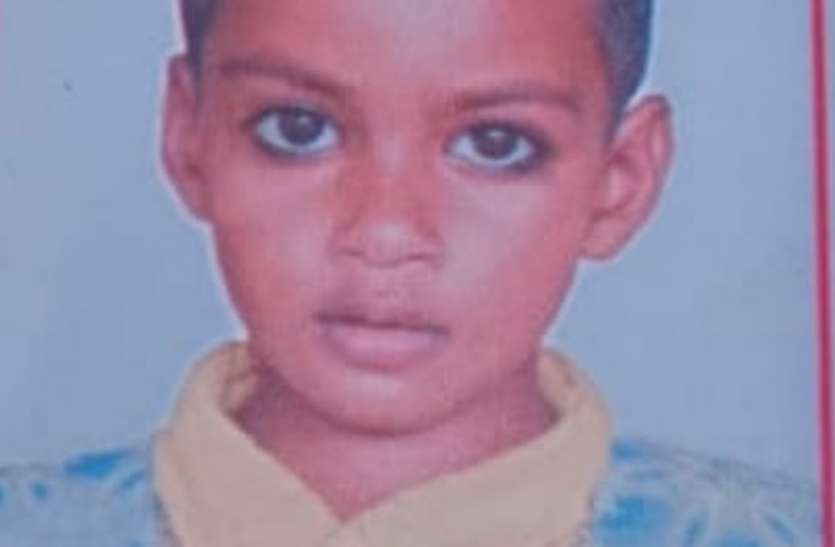 रविवार से गायब 4 वर्षीय मासूम का शव इस हालत में मिला, परिजन ने हत्या कर शव को फेंकने का लगाया आरोप रविवार से गायब 4 वर्षीय मासूम का शव इस हालत में मिला, परिजन ने हत्या कर शव को फेंकने का लगाया आरोप