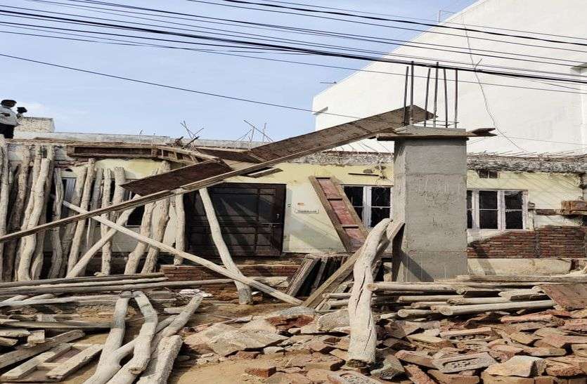 2 मंजिला व्यावसायिक निर्माण में अवैध हिस्से को किया ध्वस्त 2 मंजिला व्यावसायिक निर्माण में कुछ हिस्से को किया ध्वस्त