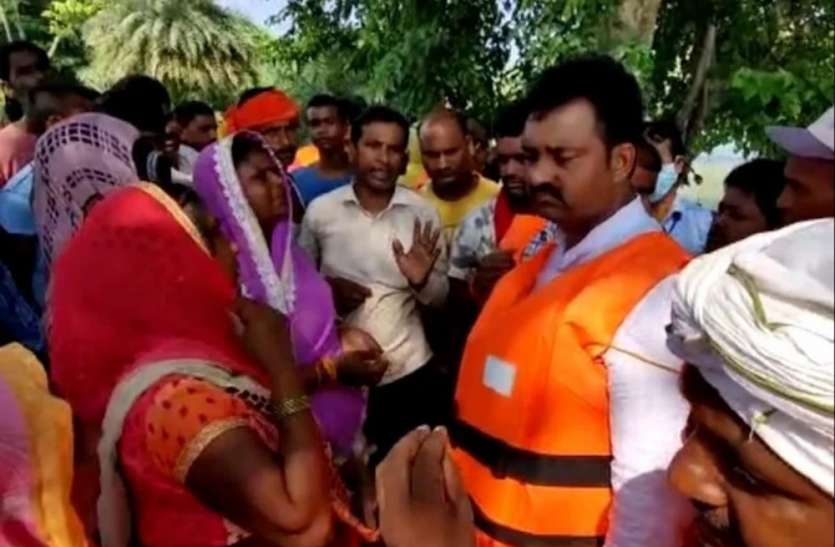 MP Kamlesh Paswan sent Back by Villagers For Not Providing Help स्थिति का जायजा लेने पहुंचे सांसद को गांव में घुसने की नहीं मिली इजाजत, लोगों ने कहा वापस चले जाएं