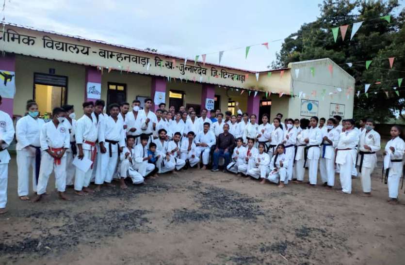 Converged karate instructor in small village छोटे से गांव में जुटे कराटे प्रशिक्षक