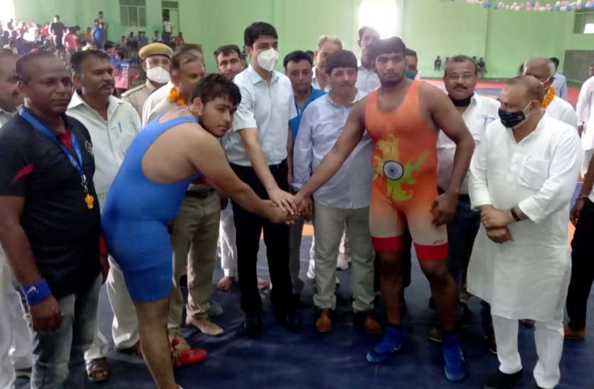 करौली में राज्य स्तरीय कुश्ती प्रतियोगिता का आगाज, पहलवानों ने दिखाए दांवपेच करौली में राज्य स्तरीय कुश्ती प्रतियोगिता का आगाज, पहलवानों ने दिखाए दांवपेच