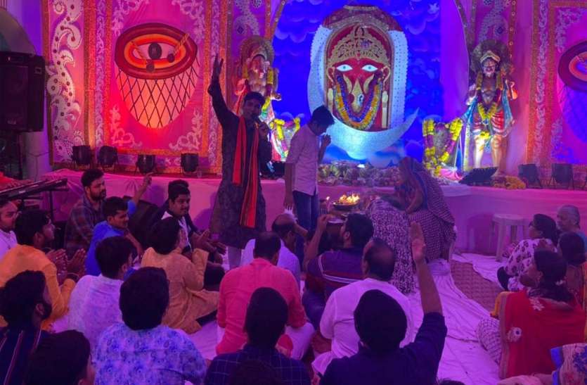 महोत्सव में भजन प्रस्तुत करता कलाकार श्री राणी सती महोत्सव में उमड़ा श्रद्धा का सैलाब, पूजा अर्चन कर भक्तों ने की सुख समृद्धि की कामना