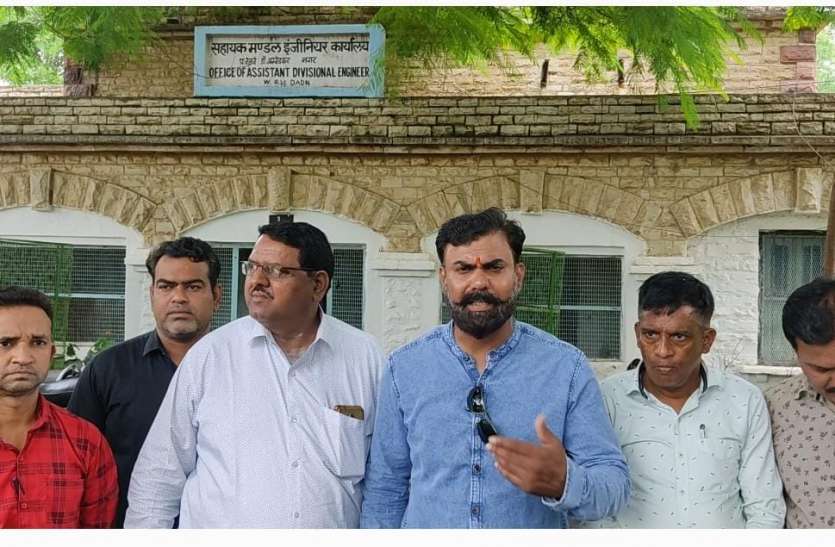 छपटकी छत नीचे परिवार सहित रहने को मजबूर रेल कर्मचारी छपटकी छत नीचे परिवार सहित रहने को मजबूर रेल कर्मचारी