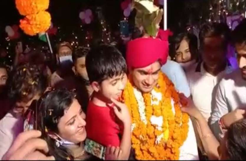 noida.jpg Tokyo Paralympics : डीएम सुहास एलवाई का नोएडा पहुंचने पर भव्य स्वागत, बोले- कल्पना भी नहीं की थी कि ऐसा स्वागत होगा