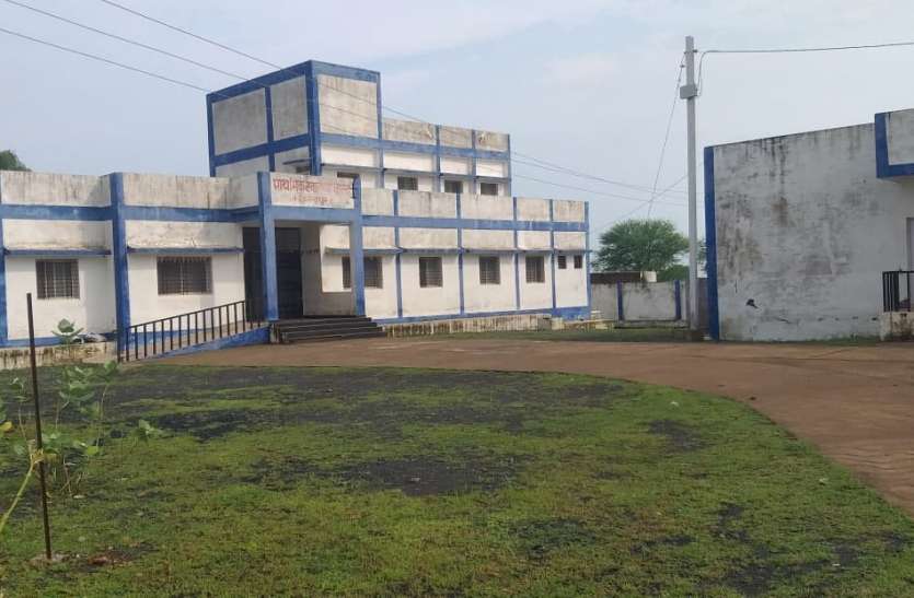 एक गार्ड के भरोसे अस्पताल, डॉक्टर आती नहीं, स्टॉफ नर्स है नहीं एक गार्ड के भरोसे अस्पताल, डॉक्टर आती नहीं, स्टॉफ नर्स है नहीं