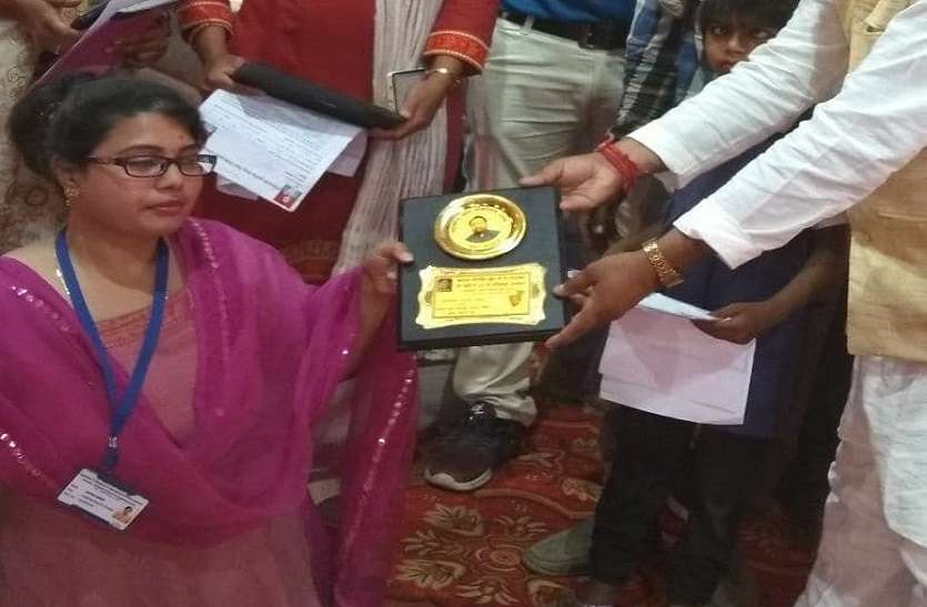 कमी के चलते स्कूल ने कर दिया था एडमिशन से इनकार, डॉक्टर बनकर कई बच्चों के लिए बनी मददगार कमी के चलते स्कूल ने कर दिया था एडमिशन से इनकार, डॉक्टर बनकर कई बच्चों के लिए बनी मददगार