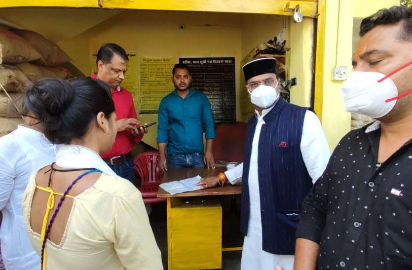 sarang.jpeg एक महीने का राशन दिया और कार्ड में की दो माह की एंट्री, मंत्री ने रद्द कराया राशन दुकान का लायसेंस