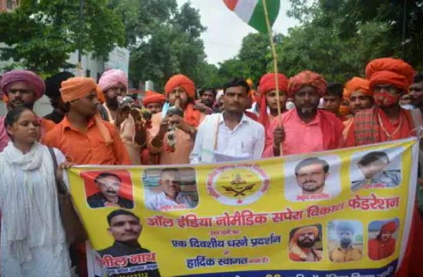 snake_charmers.jpg जहरीले सांपों को बीन की धुन पर नचाने वालों को नचा रही योगी सरकार
