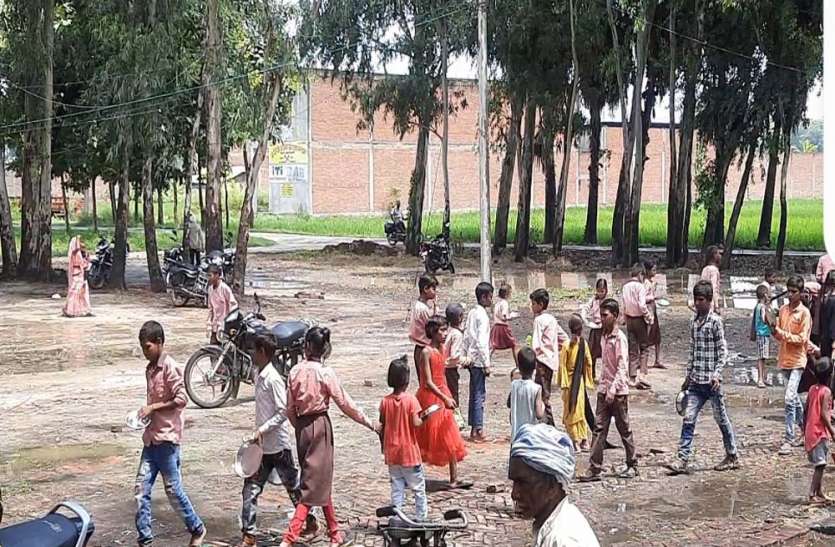 बिना किताब के स्कूल में मौज-मस्ती करते बच्चे यहां बिना पुस्तक के स्कूल आ रहे बच्चे, सरकारी गोदाम में सड़ रही किताबें