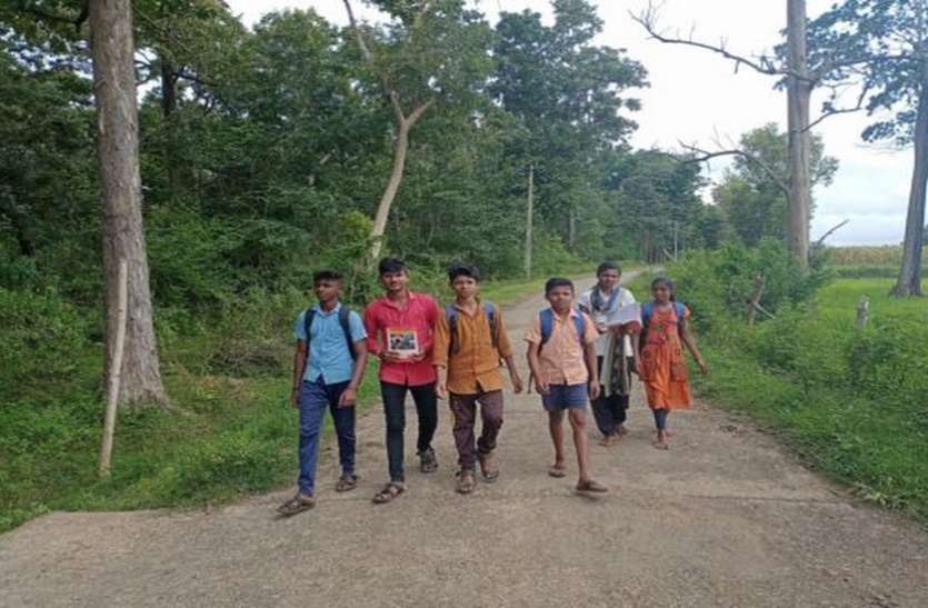 शिक्षा पाना इतना नहीं आसान...लंबे रास्ते हैं और पैदल ही जाना है शिक्षा पाना इतना नहीं आसान...लंबे रास्ते हैं और पैदल ही जाना है