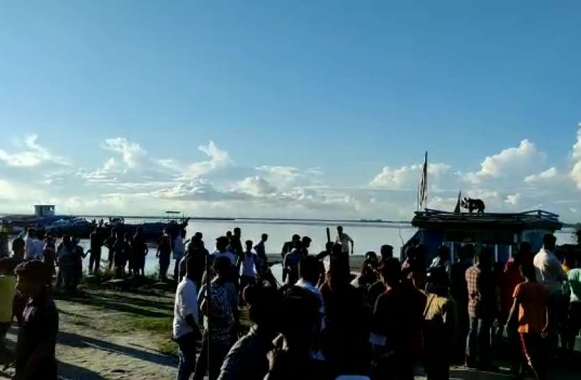 Assam Boat Accident: Several feared drowned in Brahmaputra river Assam Boat Accident: ब्रह्मपुत्र नदी में टकराई दो नावों की 70 सवारियां अभी भी लापता, बचाव दल खोज में जुटा