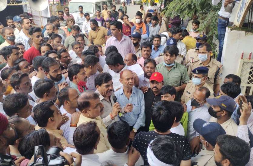 Congress leaders protest कांग्रेस नेताओं ने कहा शहर में डेंगू का तांडव, जिम्मेदार कागजों में मार रहे मच्छर- देखें वीडियो